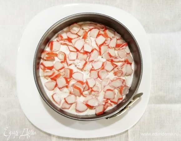 Затем крабовые палочки, два блинчика, творожный крем.