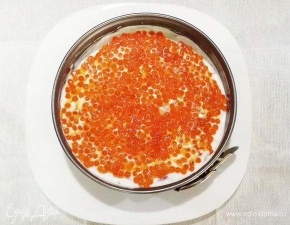 Следующий слой — икра горбуши, два блинчика, творожный крем.