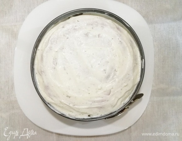 Покрываем творожным кремом и убираем в холодильник минут на 30. Затем снимаем кольцо и украшаем торт.