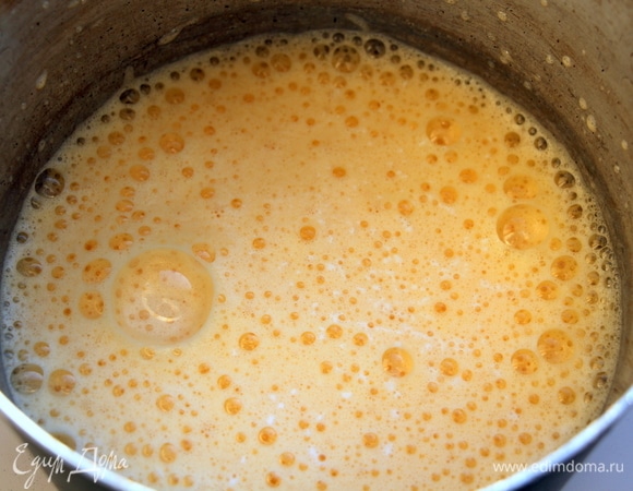 Яйца смешать с сахаром, солью, добавить кефир, муку, растительное масло, перемешать. Интенсивно помешивая, влить кипяток, добавить соду.