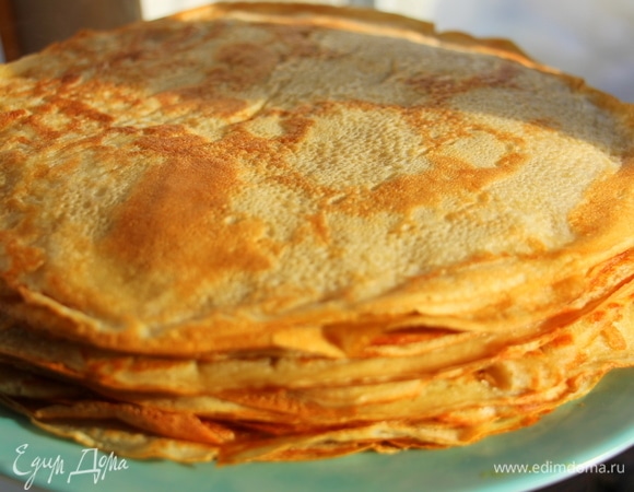 Жарим блины на растительном масле.