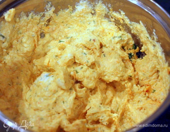 Крабовые палочки измельчить блендером, добавить креветки с овощами, измельчить, смешать все с творожным кремом, зеленью. Если нужно, добавьте соль по вкусу.