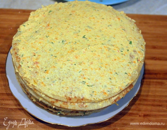 Готовые блины при помощи тарелки ровно обрезать, каждый блин промазать муссом, формируем торт. Края торта смазать кремом, посыпать мелко нарезанными обрезками блинов, середину украсить шапкой из красной икры.