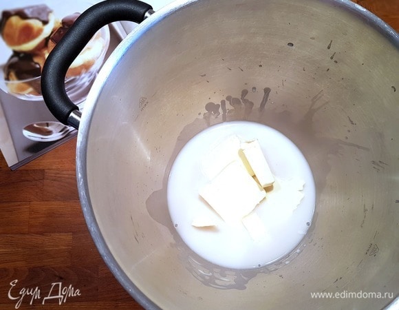 Молоко, соль, сахар, сливочное масло довести до кипения в кастрюле (я использую дежу миксера).