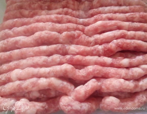 Фарш свинины (250 г) выложить в чашку для приготовления фарша ассорти.