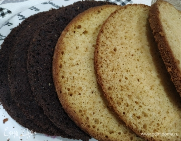 Остужаем коржи и разрезаем их на три части каждый.