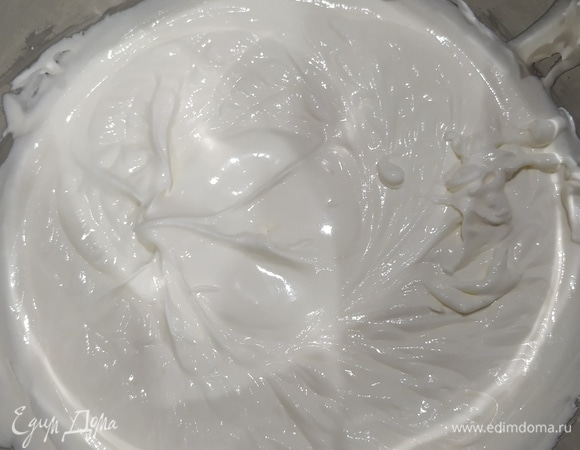 Для крема: взбиваем сметану с сахаром и загустителем.