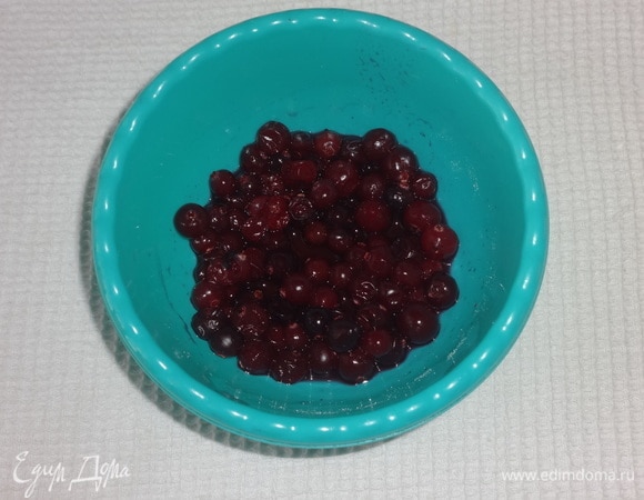 Клюкву сначала нужно разморозить, затем измельчить блендером, но не совсем в пюре, а чтобы оставались кусочки ягод.