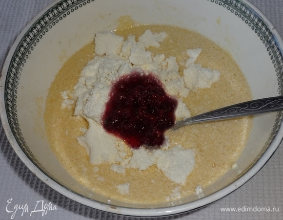 В яично-сливочную массу добавить творог и клюквенное пюре, перемешать. Порциями всыпать просеянную муку с содой и замесить тесто.