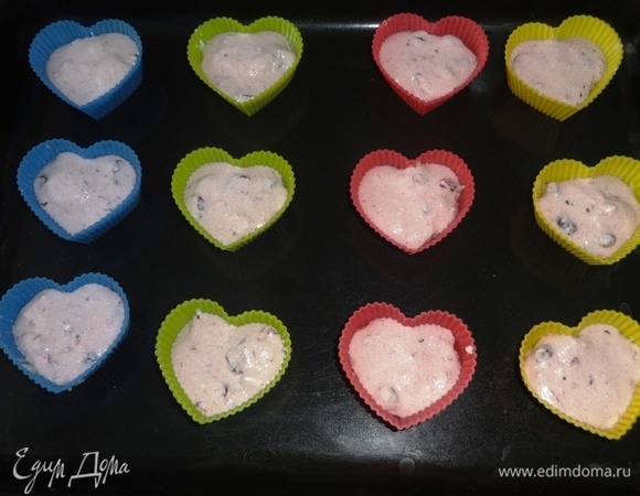В силиконовые формочки-сердечки выложить тесто на 2/3 объема формы. Поставить противень с формочками в духовку, разогретую до 180°C, на 15–20 минут. Готовность проверить деревянной палочкой, сухая — значит, готово. При выпечке учитывайте особенности своей духовки. У меня формочки очень маленькие, если выпекать в больших по объему формах, то время выпекания нужно увеличить.