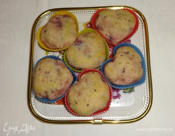 Готовые кексы достать из духовки. Кексы немного остудить и выложить из формочек.