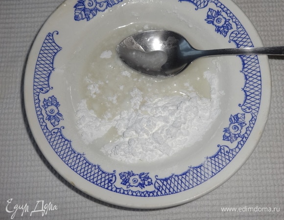 Для помадки в сахарную пудру добавить воду и растереть до однородного состояния.