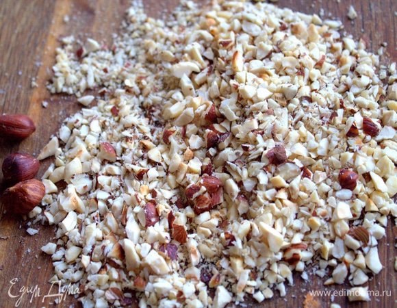 Снять по возможности шелуху и порубить (или растереть в крошку).