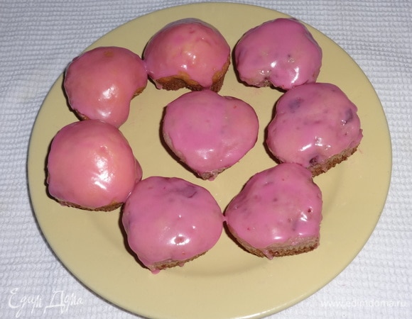 Смазать кексы помадкой.