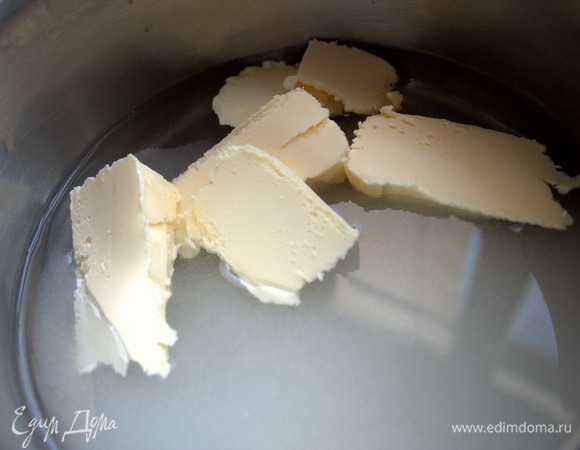 Засыпать сахар в воду и добавить масло. Поставить на огонь. Варить 5 минут.