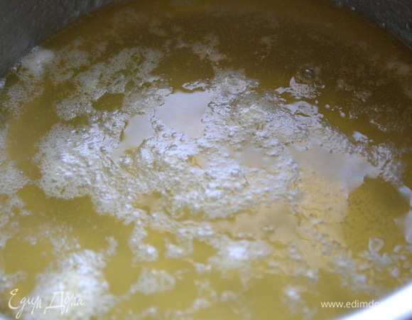 Когда сахар растворится, снять и немного остудить.