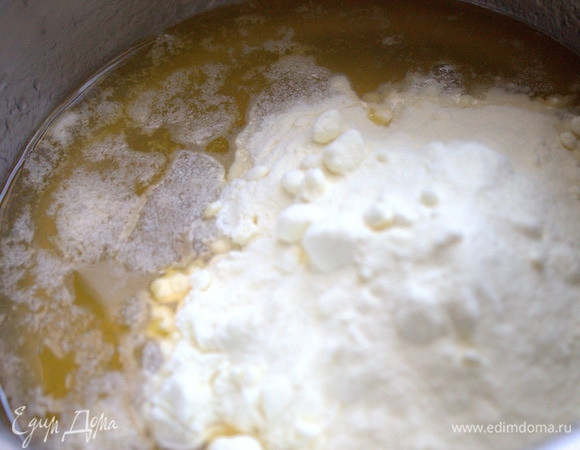 Всыпать сухое молоко и ваниль.