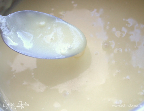 Хорошо размешать. Отделить половину белого состава в отдельную посуду.