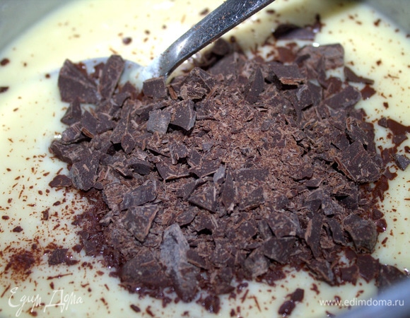 Шоколад (50%) порубить. Всыпать в половину белого состава.