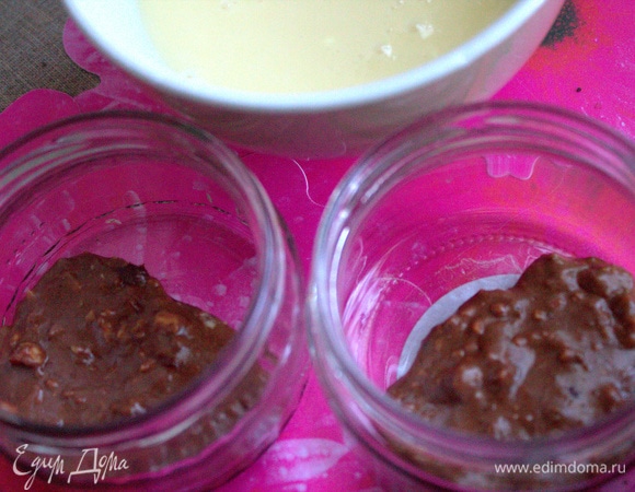 Взять одну или парочку баночек. На дно поместить по ложке коричневой пасты.