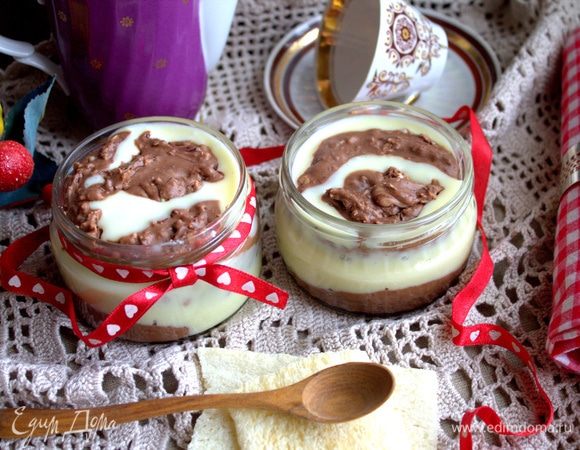 После холодильника паста плотная и мне, если честно, понравилась больше комнатной температуры, правда и исчезнет такая паста быстрее!