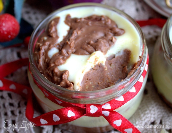 Выбирайте баночки для пасты с широким дном — это намного удобнее.