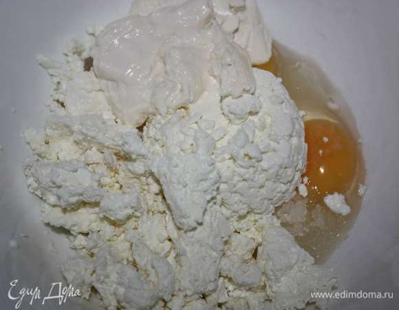 Смешиваем (до однородной консистенции) яйца, сахар, соль, ванилин, творог и размягченное сливочное масло. Можно использовать погружной блендер.