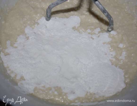 Далее добавляем крахмал и разрыхлитель. Тщательно перемешиваем.
