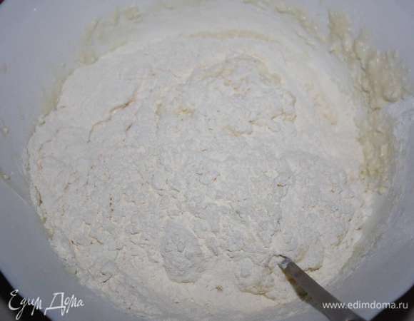 Вводим просеянную муку.