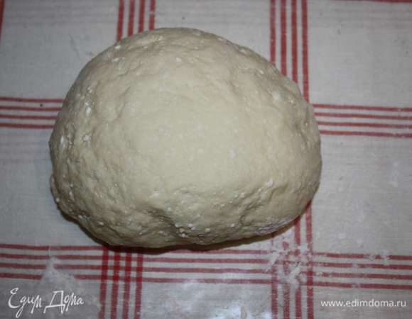 Замесим тесто. Тесто получается мягкое.
