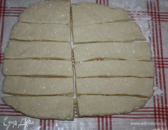 Раскатаем два пласта (толщиной около 1 см), разрежем на палочки (примерно 3х10 см).