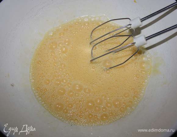 Приготовим корж. Яйца взбить на медленных оборотах миксера.