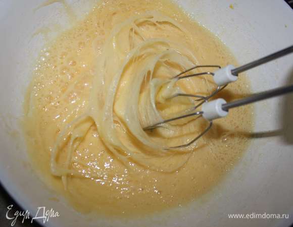 Далее увеличиваем скорость миксера и вводим сахар.