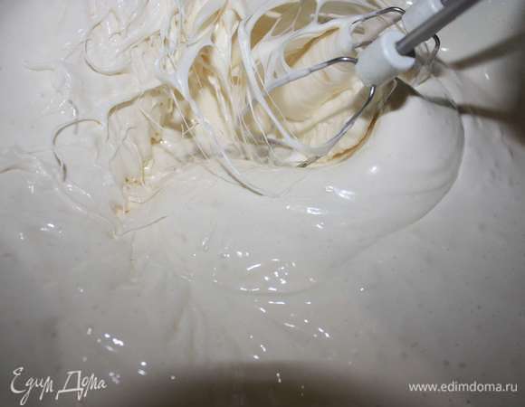 Взбиваем на максимально скорости миксера в течение 10 минут. Масса будет постепенно густеть.
