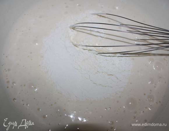 Затем вводим небольшими порциями просеянную муку. Аккуратно перемешиваем.