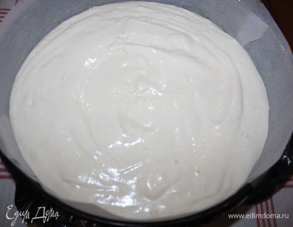 Тесто перекладываем в подготовленную форму, выстланную пергаментной бумагой.