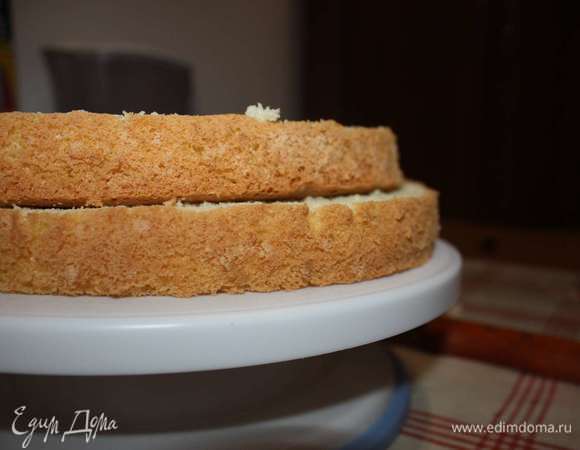 Выпекать при температуре 180°C, минут 30–40. Готовый бисквит при нажатии пальцем пружинит, а недопеченный оставляет отпечаток. Можно также проверить готовность традиционно —деревянной лучинкой или зубочисткой. Корж остудить и разрезать на две части.