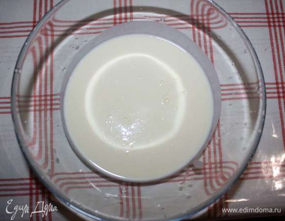 Приготовим заварной крем: 1 яйцо растереть с 4 ст. ложками муки, добавить постепенно 0,8 стакана молока. Смешать все до однородной консистенции.