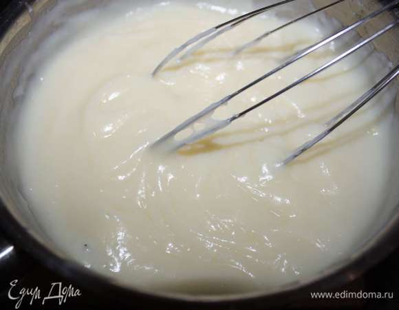 1 стакан молока и 180 г сахара нагреть до растворения сахара. И в эту смесь вливать тонкой струйкой смесь, приготовленную выше. Варить смесь на слабом огне. Постоянно ее нужно помешивать. Масса должна загустеть.