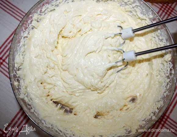 Остывший заварной крем вбить миксером в размягченное сливочное масло.