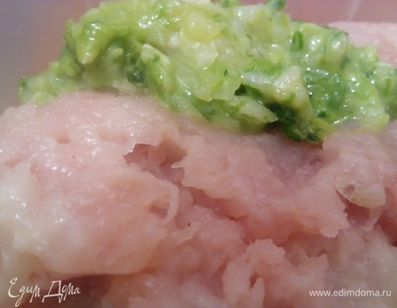 Фарш белого мяса и зелень: 250 г мяса и 100 г зелени.