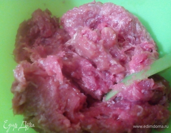 Хорошо перемешайте фарш и немного взбейте.
