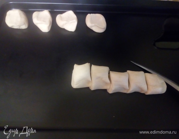 Разделите тесто на кусочки.