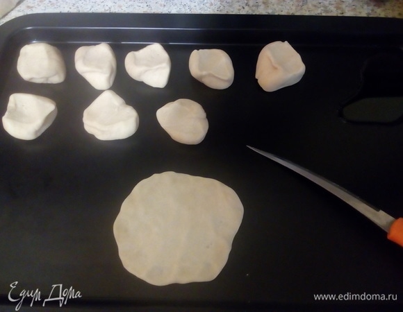 Сделать лепешечки.