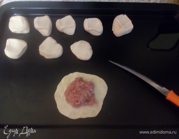 На лепешечку выложить начинку из фарша.