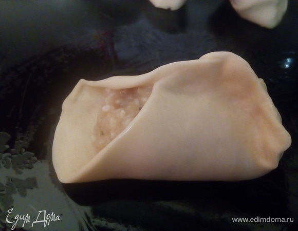 Начните закрывать пельмешек, как показано на фото, — в виде диванчика.