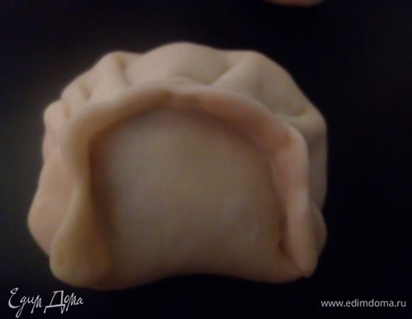 Долепите пельмешек до конца, как показано на фото.