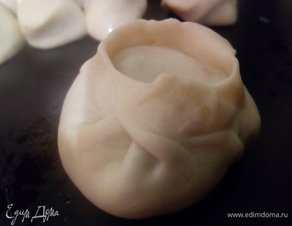 Немного поправив, соедините края пельменя. Обмакните дно пельменей в постном масле и поставьте в пароварку. Готовить 45–50 минут.