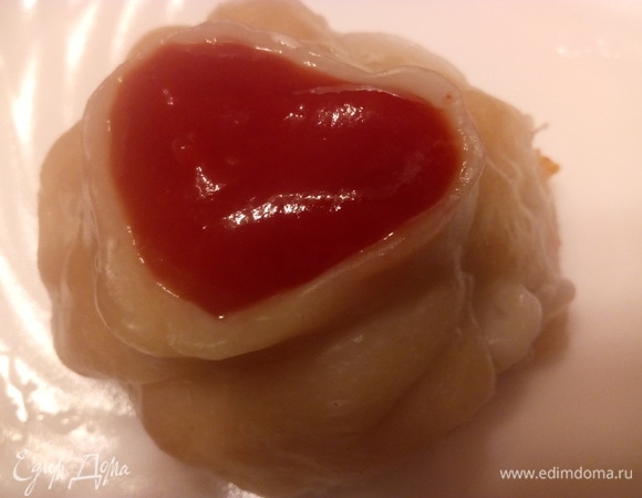 У вас получится очень красивый пельмень с кетчупом в виде сердечка. Такой пельмешек очень удобно есть, и он очень вкусный и полезный. Желаю вам приятного аппетита.