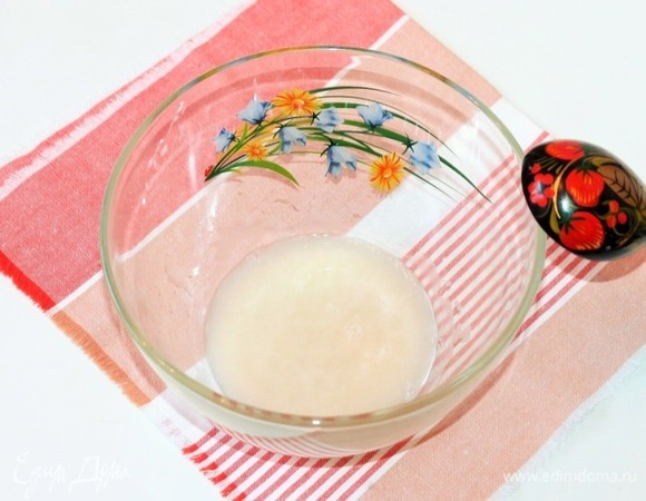 В 60 мл теплой воды растворяем сахар и дрожжи. Ставим миску с опарой в теплое место для образования пенной шапочки, минут на 15–20. Когда дрожжи вспенятся, начинаем добавлять соль, молоко и оставшуюся воду.